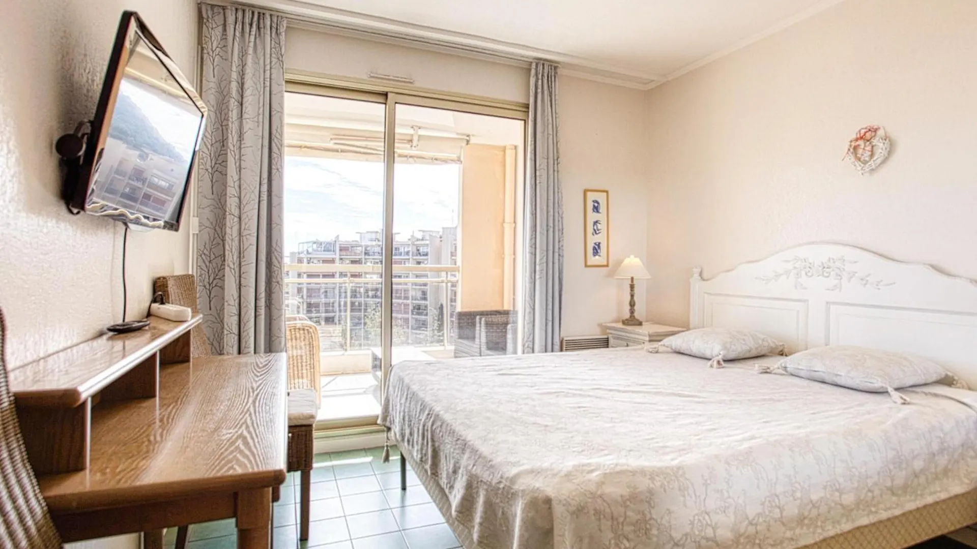 Stunning Apartment In Mandelieu 0*,  França